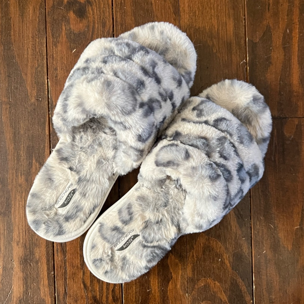 Skechers GoLounge Fluffy Leopard Slippers - Picture 1 of 5
